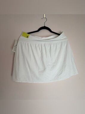 White Women's active skirt with bike shorts, size large, all in motion NWT
